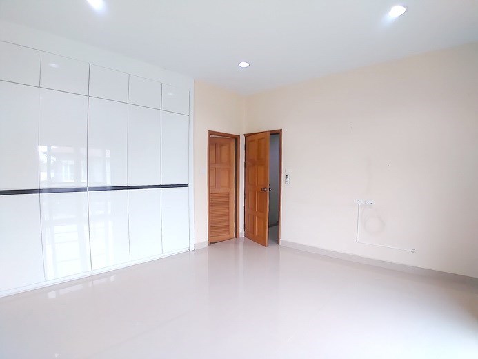 House for sale Mabprachan Pattaya showing the third bedroom suite 