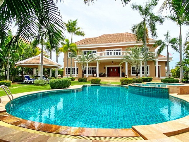 House for sale Mabprachan Pattaya showing the house 