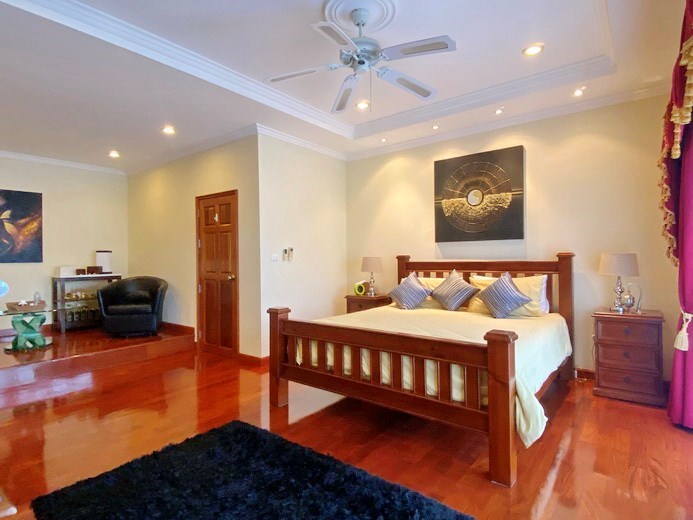 House for sale Mabprachan Pattaya showing the master bedroom