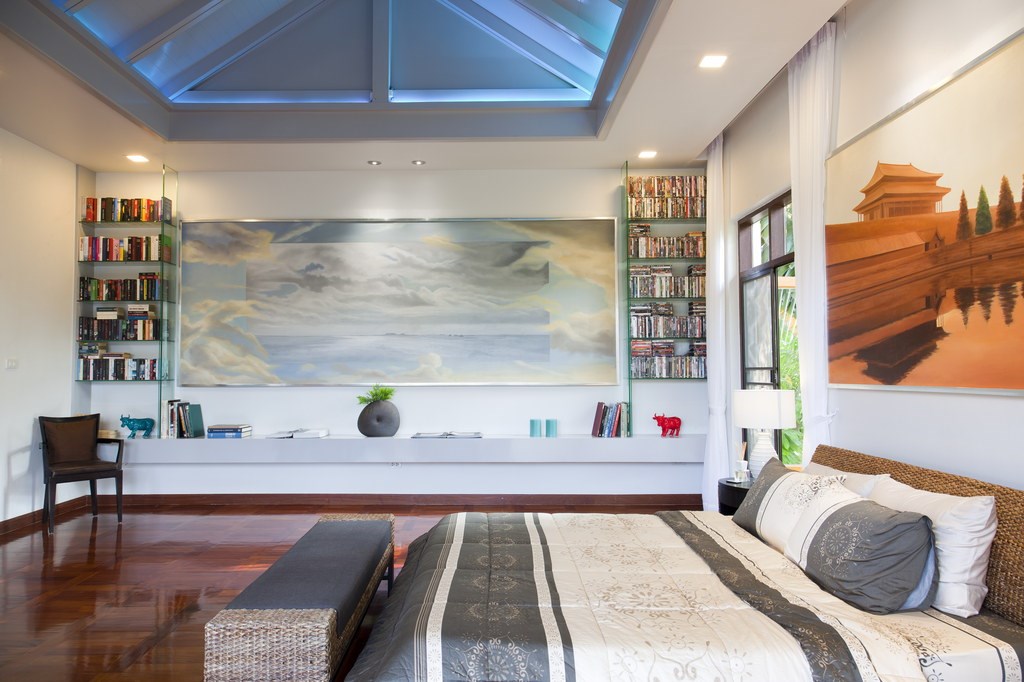 House for sale Na Jomtien Pattaya showing the master bedroom suite House for sale Na Jomtien Pattaya showing the master bedroom suite
