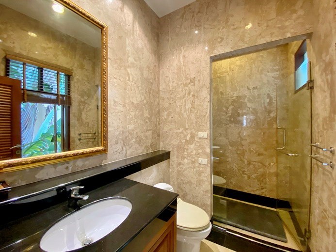 House for sale Na Jomtien showing a bathroom 