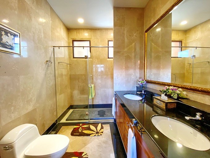 House for sale Na Jomtien showing a bathroom