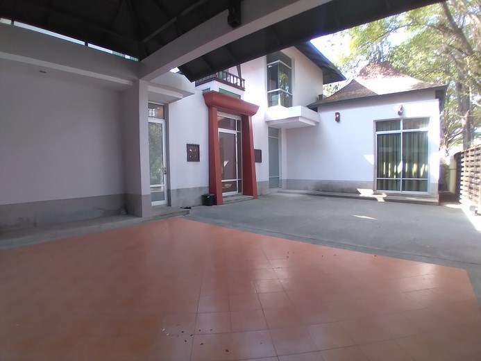 House for sale Na Jomtien showing the carport and fifth bedroom 