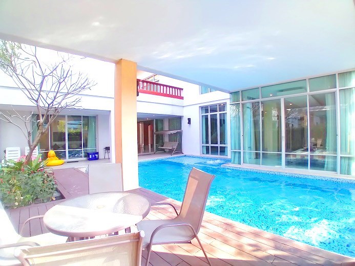 House for sale Na Jomtien showing the covered terrace and pool 