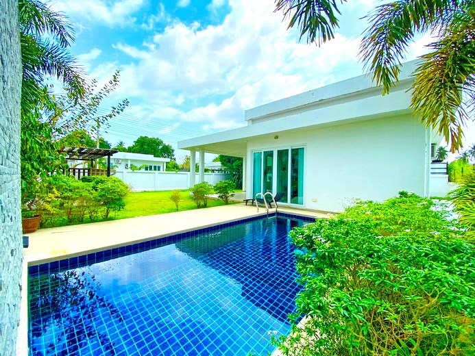 House for Sale Na Jomtien showing the house, garden and pool 