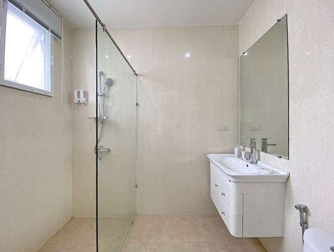 House for Sale Na Jomtien showing the bathroom 