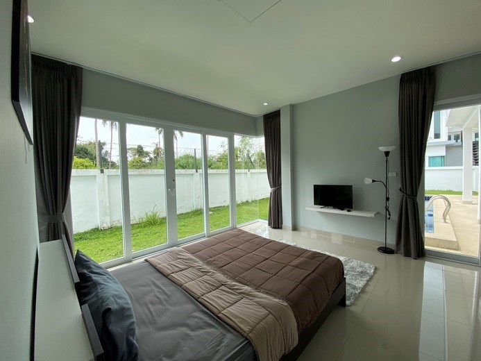 House for sale Na Jomtien showing the master bedroom