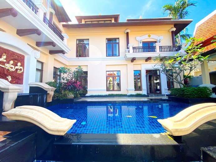House for sale Na Jomtien showing the pool and house  