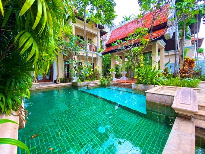 House for sale Na Jomtien showing the pool and sala 