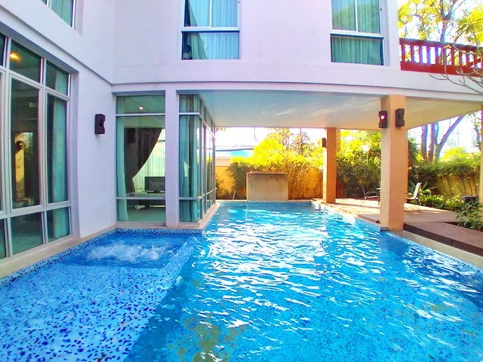 House for sale Na Jomtien showing the pool Jacuzzi 