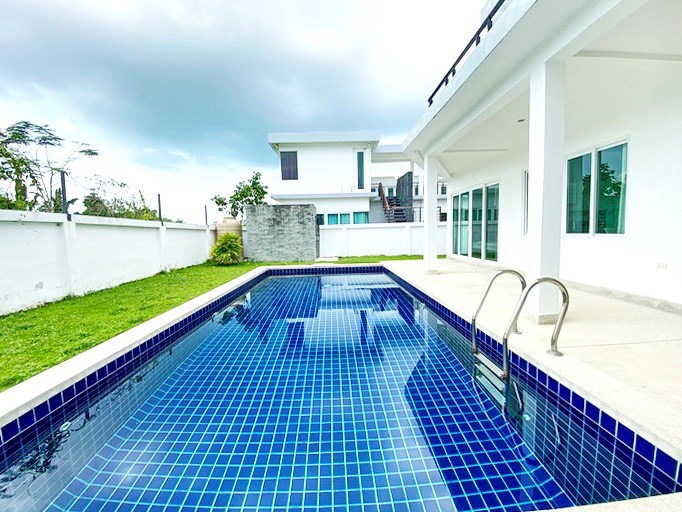 House for sale Na Jomtien showing the private pool 