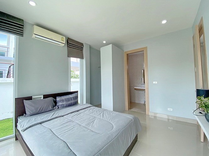 House for sale Na Jomtien showing the second bedroom suite 