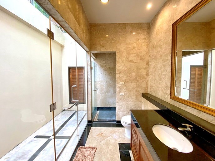 House for sale Na Jomtien showing the second master bathroom 