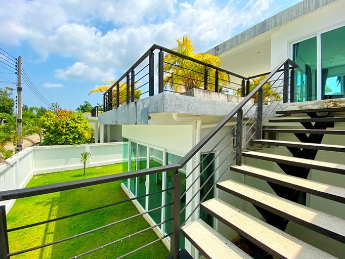 House for sale Na Jomtien showing the stairs to rooftop terrace 