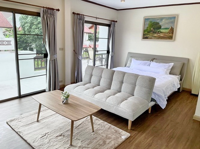 House for sale Pattaya Ban Amphur showing the master bedroom and balcony House for sale Pattaya Ban Amphur showing the master bedroom and balcony