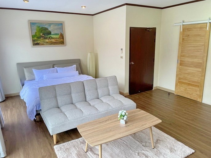 House for sale Pattaya Ban Amphur showing the master bedroom suite House for sale Pattaya Ban Amphur showing the master bedroom suite