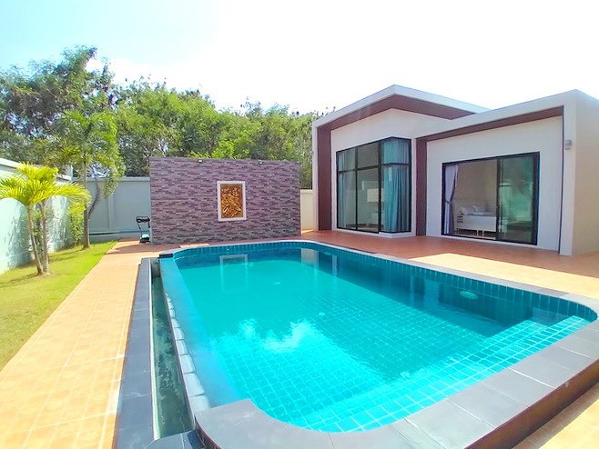 House for sale Pattaya Bangsaray showing the bedrooms pool side House for sale Pattaya Bangsaray showing the bedrooms pool side