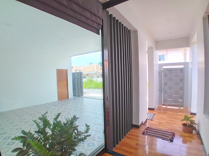 House for sale Pattaya Bangsaray showing the carport and storeroom House for sale Pattaya Bangsaray showing the carport and storeroom