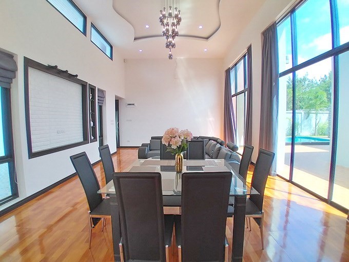 House for sale Pattaya Bangsaray showing the dining area House for sale Pattaya Bangsaray showing the dining area