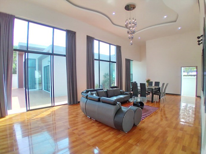 House for sale Pattaya Bangsaray showing the living and dining areas House for sale Pattaya Bangsaray showing the living and dining areas