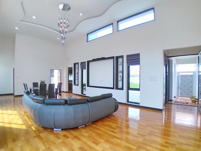 House for sale Pattaya Bangsaray showing the living room House for sale Pattaya Bangsaray showing the living room