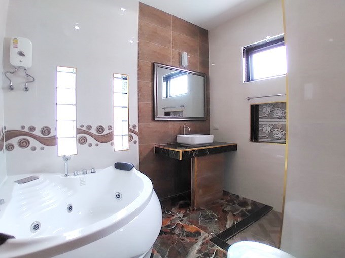 House for sale Pattaya Bangsaray showing the master bathroom House for sale Pattaya Bangsaray showing the master bathroom
