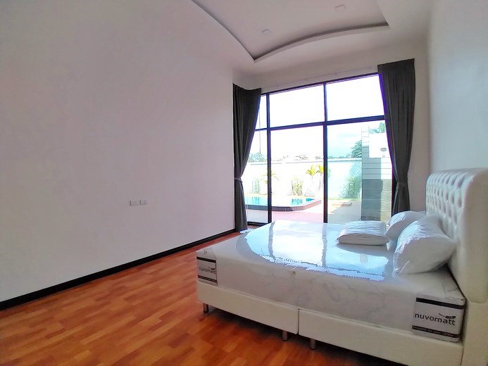 House for sale Pattaya Bangsaray showing the master bedroom with pool view House for sale Pattaya Bangsaray showing the master bedroom with pool view