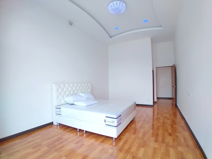 House for sale Pattaya Bangsaray showing the master bedroom suite House for sale Pattaya Bangsaray showing the master bedroom suite