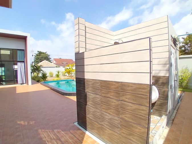House for sale Pattaya Bangsaray showing the poolside shower House for sale Pattaya Bangsaray showing the poolside shower
