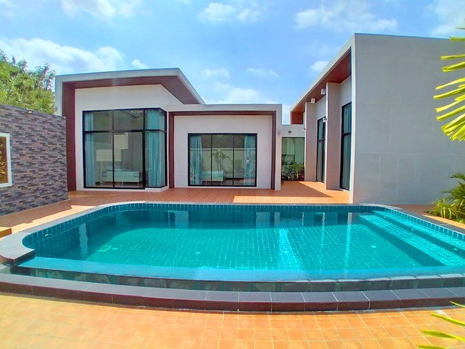 House for sale Pattaya Bangsaray showing the terrace and pool House for sale Pattaya Bangsaray showing the terrace and pool