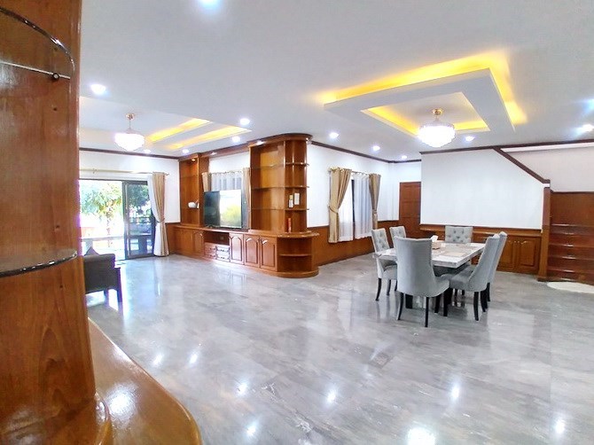 House for sale Pattaya showing the dining area 