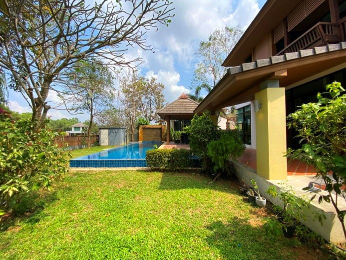 House for sale Pattaya showing the garden and pool 