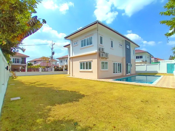 House for sale Pattaya Mabprachan showing the house, garden and pool 