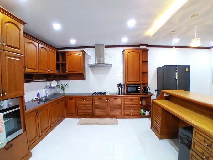 House for sale Pattaya showing the kitchen 