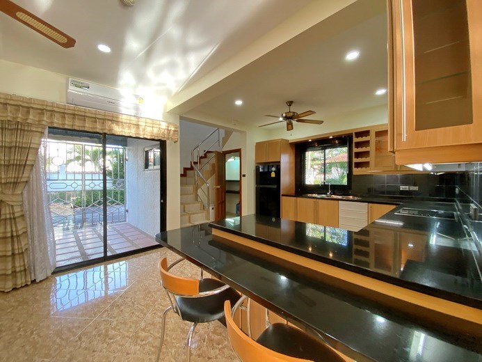 House for sale Pattaya Mabprachan showing the kitchen and breakfast bar 