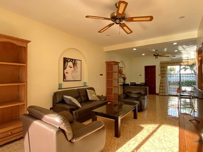 House for sale Pattaya Mabprachan showing the living and dining areas 