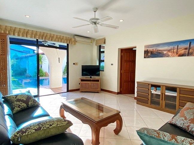 House for sale Pattaya Mabprachan showing the living room pool view 