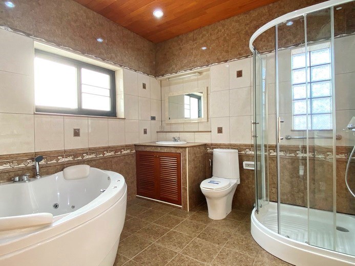 House for sale Pattaya Mabprachan showing the master bathroom 