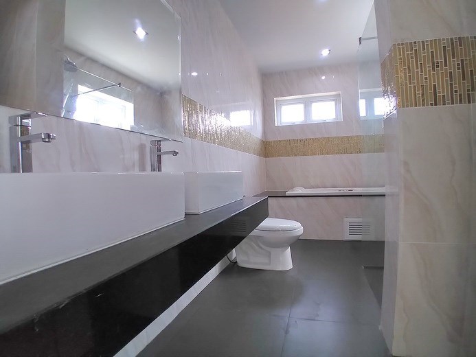 House for sale Pattaya Mabprachan showing the master bathroom 