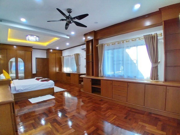 House for sale Pattaya showing the master bedroom 