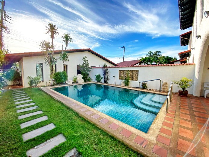House for sale Pattaya Mabprachan showing the pool and carport 