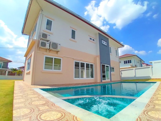 House for sale Pattaya Mabprachan showing the pool Jacuzzi 