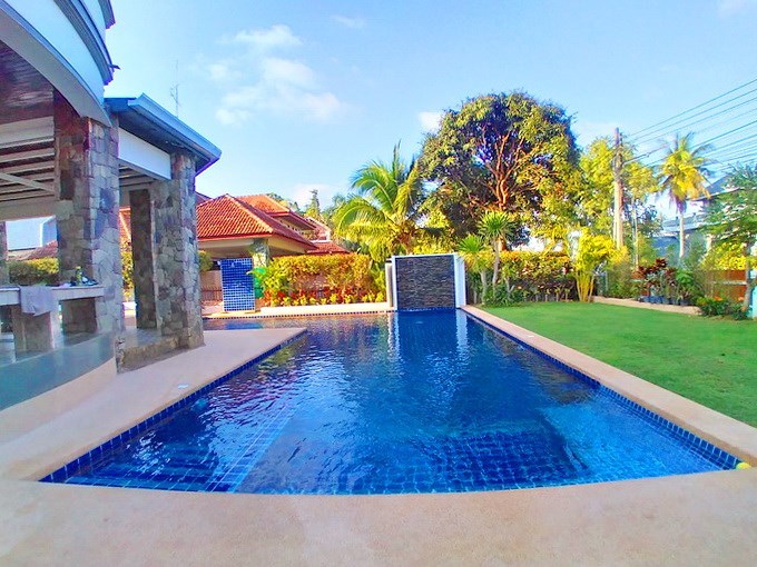 House for sale Pattaya showing the private pool 