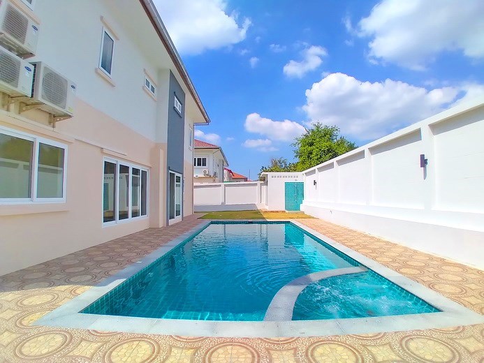House for sale Pattaya Mabprachan showing the private pool and terrace 