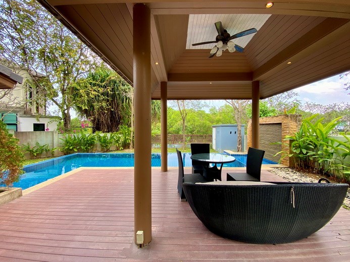 House for sale Pattaya showing the sala and pool 