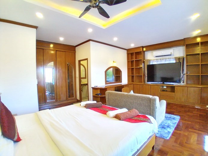 House for sale Pattaya showing the second bedroom suite 