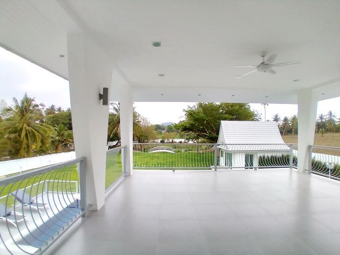 House for sale Pattaya showing the large balcony House for sale Pattaya showing the large balcony