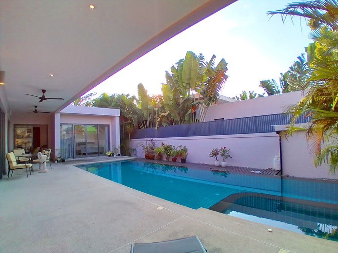 House for sale Pattaya showing the private swimming pool House for sale Pattaya showing the private swimming pool