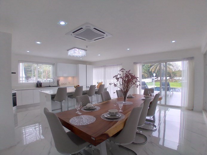 House for sale Pattaya showing the dining and kitchen areas House for sale Pattaya showing the dining and kitchen areas