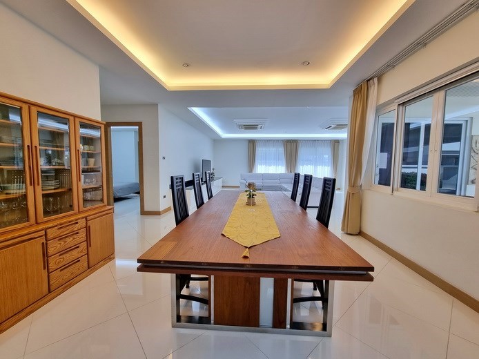 House for sale Pattaya showing the dining and living areas House for sale Pattaya showing the dining and living areas